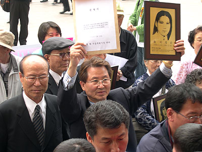 기자회견 참석자들이 서울시장 면담을 요구하고 있다.