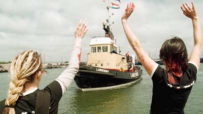 네덜란드 페미니스트 의료진들이 낙태불법화로 인해 시술을 받을 수 없는 여성들을 위해 바다 위에서 낙태 시술을 시행 중이다. 이를 반기는 여성들이 '파도 위의 여성들' 선박을 환영하고 있다.