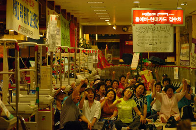 홈에버 매장을 점거하고 비정규직 노동자들의 권리를 위해 파업하고 있는 노동자들<출처; 민중언론 참세상>