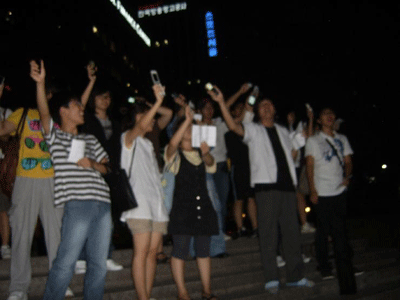 지난 8월 29일 토요일 서울시의회 앞에서 진행한 '청소년들의 휴대전화 금지 조례 반대' 플래시몹의 한 장면