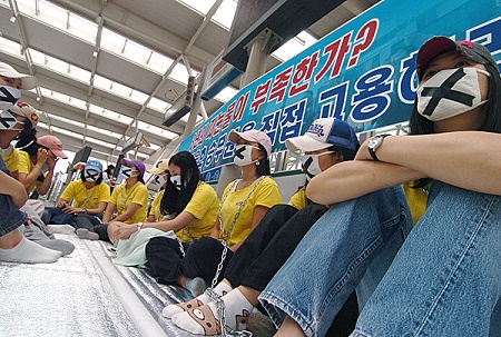 ktx 비정규직 여승무원들이 싸우고 있는 모습 <사진 출처 : 참세상>