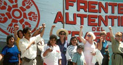 미국 노조대표단이 멕시코 독립노조의 파업에 지지를 보내고 있다. <사진 출처: http://www.ueinternational.org>