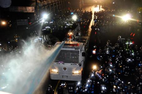 2011년 집회를 하는 유성지회 조합원들에게 경찰이 물대포를 쏘고 있다. (출처: 금속노동자)