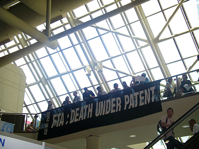 2006년 8월, 국제에이즈회의. ACT UP-Paris, Health Global Access Project, 태국HIV/AIDS감염인네트워크(TNP+), 한국HIV/AIDS공동행동, 3세계네트워크(Third World Network)등의 단체는 '자유무역협정과 지적재산권이 의약품접근권을 파괴한다'고 주장하며 시위를 벌였다.  