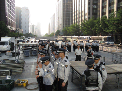 개막식 당일 경찰은 서울시설관리공단의 사용승인요청서를 보였지만 상부의 지시를 받지 못했다며 무대쌓기를 중단시켰다.