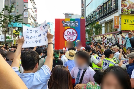 2014년 6월 퀴어페스티벌에 함께 했던 사람들은 혐오선동 세력들에게 '사랑은 혐오보다 강하다'라는 외침으로 맞섰다. (출처: 행동하는성소수자인권연대)