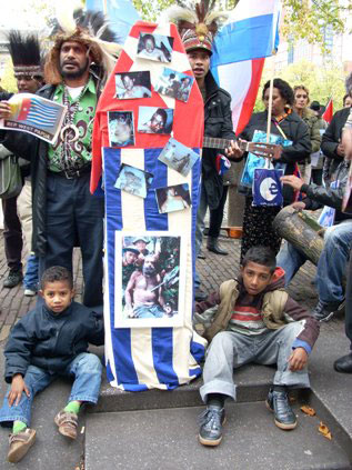 2007년 10월 1일 네덜란드에서 열린 'Free West Papua' 캠페인. 영국에 망명한 전 웨스트파푸아 독립운동가 베니윈다를 중심으로 유럽에서 웨스트파푸아 독립운동이 일어나고 있지만 아직 국제사회의 강력한 지지와 연대를 이끌어내기에는 역부족이다. [출처] www.infopapua.org