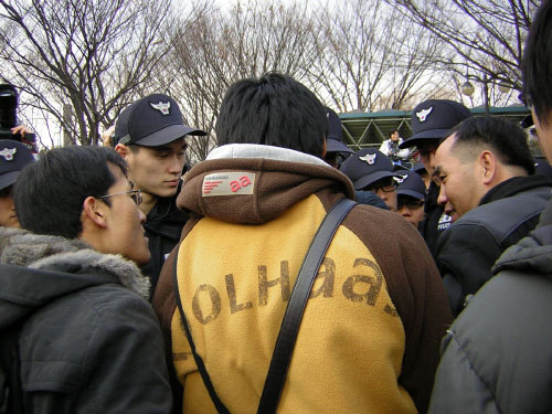 지난 2월 12일 경찰은 종묘공원에서 열릴 예정이던 ‘한미FTA저지 결의대회’를 원천봉쇄하고 지나는 시민들을 검문했다. [출처] 민중언론 <참세상>